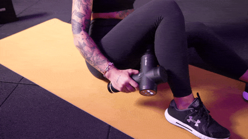 Korištenje masažnog pištolja na zadnjim ložama Korištenje masažnog pištolja na zadnjim ložama