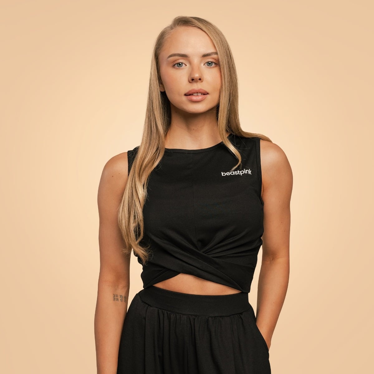 Ženska cropped majica Breeze Black - BeastPink